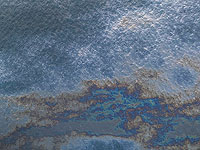 Авария на трубопроводе в Ливане, нефть вытекает в море