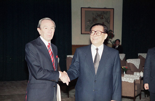 С госсекретарем США Уоренном Кристофером, 1994 год С госсекретарем США Уоренном Кристофером, 1994 год