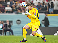 Мануэль Нойер сломал ногу, катаясь на лыжах