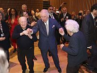 Карл III отметил начало Хануки в обществе подруги Анны Франк, станцевал хору и получил в подарок ханукию