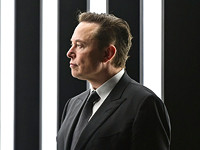 Илон Маск предложил пользователям Twitter решить, остаться ли ему во главе соцсети