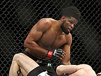 UFC. Нигериец нокаутировал Куцелабу. Украинка и казах проиграли. Бой Спивака отменили