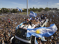 В Буэнос-Айресе прерван парад чемпионов из-за опасений возникновения давки и гибели в ней людей