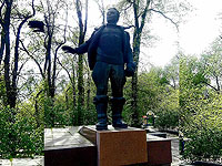 В Днепре демонтированы памятники Чкалову и Максиму Горькому