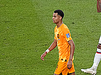 Коди Гакпо прилетел в Англию для подписания контракта с