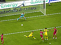 Первый дубль чемпионата, первый отмененный гол, первый пенальти. Эквадорцы победили хозяев