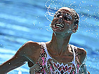 Итальянская синхронистка необычно и сексуально продемонстрировала медали. Полиция арестовала 12 хейтеров