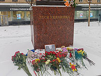 У памятника Лесе Украинке в Москве задержали девушку с плакатом 