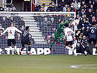 Матч в Саутгемптоне был прерван из-за квадрокоптера.