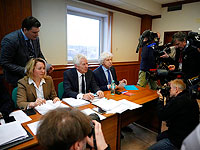 Члены Московской Хельсинкской группы и их адвокаты беседуют с журналистами в зале суда перед слушанием дела о ликвидации Московской Хельсинкской группы. Москва, Россия, 25 января 2023 года