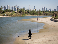 Книжный магазин в Тель-Авиве уволил продавца, выгнавшего ультраортодоксального клиента