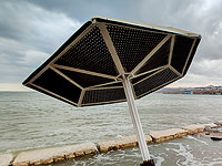 В Тель-Авиве травмирован мужчина зонтиком от солнца, унесенным порывом ветра