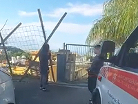 В Фурейдисе маленький ребенок был сбит электрическими воротами, он в критическом состоянии