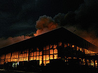 В результате обстрела Херсона армией РФ полностью сгорел торговый центр