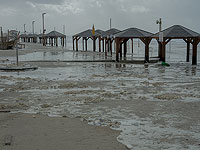 Минздрав предупреждает: в эти дни купание на пляжах Средиземного моря опасно для здоровья