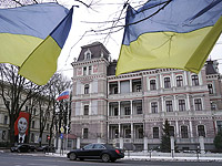 Украинские флаги напротив посольства России в Риге