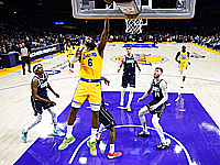 В поединке лидеров Востока победил