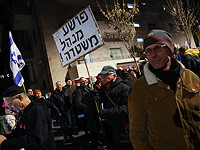 В Иерусалиме полицейский достал пистолет, чтобы остановить автомобиль, опасно приблизившийся к демонстрантам