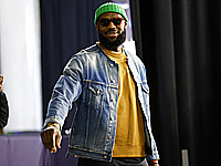 НБА. Леброн Джеймс в матче не участвовал, но привел в восторг юную болельщицу