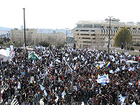 В Иерусалиме колонна демонстрантов направляется к резиденции Биньямина Нетаниягу