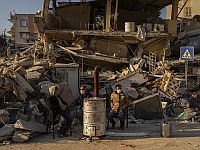 Сотрудники МЧС России при разборе завалов в Турции нашли кастрюлю со 150 тыс. долларов