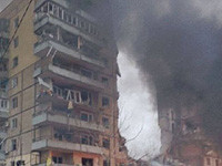 В ходе обстрела Днепра армией РФ ракета попала в многоэтажный жилой дом