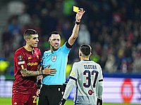 Оскар Глух вышел на замену и получил желтую карточку. 