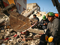 На юге Турции спасены три человека, находившихся под руинами более 12 суток