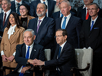 Президент Герцог посредничает между Левином и Хайют. 