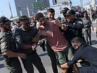 Митинг возле здания полиции округа Яркон: демонстранты требуют освободить задержанных