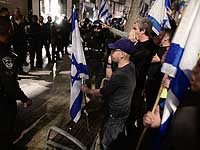 Полиция применила силу, чтобы вызволить Сару Нетаниягу, которую демонстранты блокировали в парикмахерской