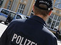 Стрельба около центра 