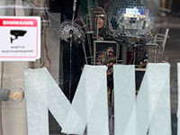 В Санкт-Петербурге выстрелом разбили витрину магазина, украшенную надписью