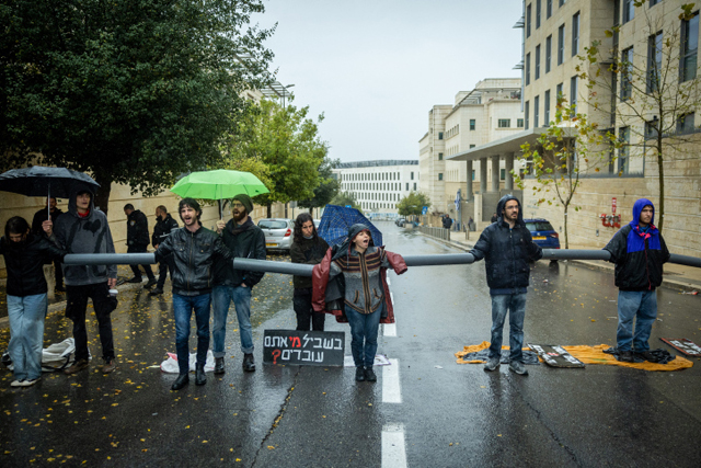 Перекрытие проезда в министерства в Иерусалиме: акция протеста противников юридической реформы. Фоторепортаж Перекрытие проезда в министерства в Иерусалиме: акция протеста противников юридической реформы. Фоторепортаж