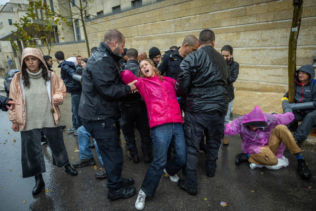 Перекрытие проезда в министерства в Иерусалиме: акция протеста противников юридической реформы. Фоторепортаж Перекрытие проезда в министерства в Иерусалиме: акция протеста противников юридической реформы. Фоторепортаж