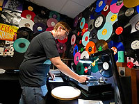 Впервые с 1987 года продажи виниловых пластинок в США превысили продажи компакт-дисков