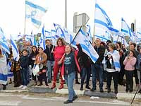 Возле дома Ярива Левина в Модиине проходит акция протеста