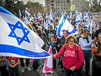 Полиция применяет силу для разгона демонстрантов возле дома Нира Барката