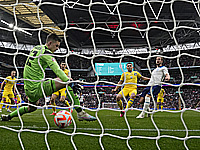 Украинцы проиграли англичанам.  Исландцы забили семь мячей