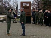 Зеленский вручил мэру Бучи почетный знак
