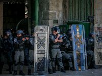 Ночью полиция применила силу, чтобы освободить мечеть Аль-Акса, где находились экстремисты. Сотни задержанных