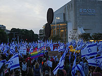 На следующий день после терактов в Израиле: акции протеста начались с минуты молчания