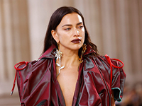 Движение PETA раскритиковало супермодель Ирину Шейк за фотографию с доберманом