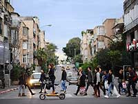 В Тель-Авиве с крыши дома упал мужчина