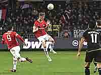 Лиор Рефаэлов получил желтую карточку. 