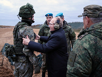 Кремль: Путин посетил российских военных в Херсонской области и ЛНР