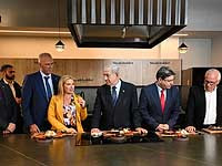 Биньямин Нетаниягу посетил стартап, производящий мясные продукты без убийства животных