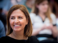 Гила Гамлиэль, расписываясь в книге посетителей 