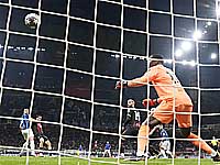 Миланское дерби в полуфинале Лиги чемпионов. В первом матче победил