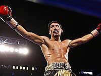 Боксер из Казахстана защитил титул чемпиона мира нокаутом